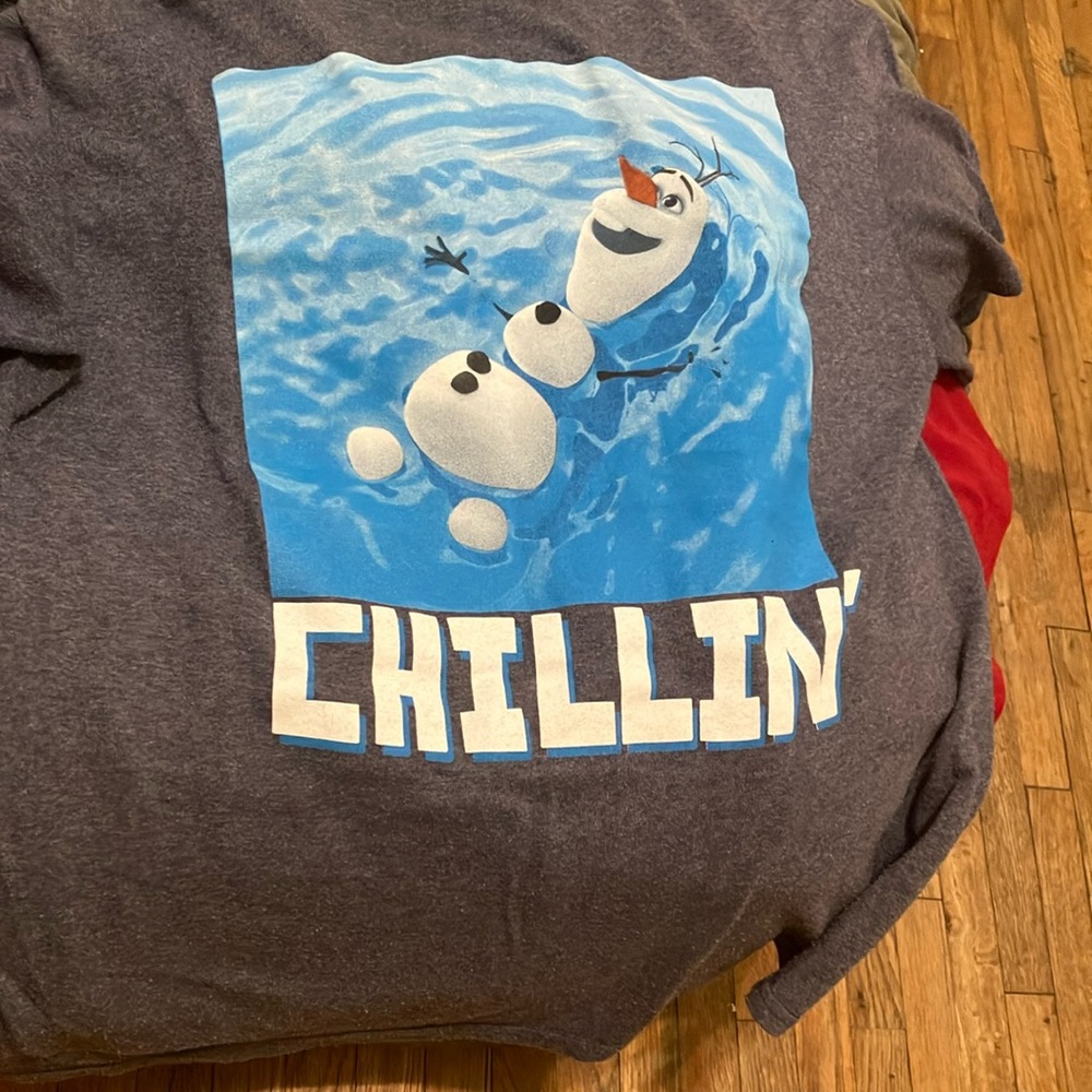 Gray T-Shirt with Olaf Chillin' Graphic